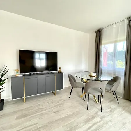 빌라 Seafront Duplex Sea View And Spacious Gardens *