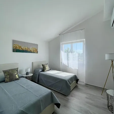 Seafront Duplex Sea View And Spacious Gardens * 포르토레카나티