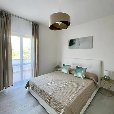 빌라 Seafront Duplex Sea View And Spacious Gardens *