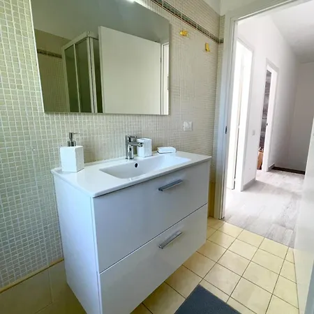 Seafront Duplex Sea View And Spacious Gardens *