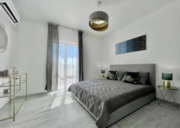 Villa Seafront Duplex Sea View And Spacious Gardens