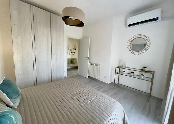 Seafront Duplex Sea View And Spacious Gardens Villa *