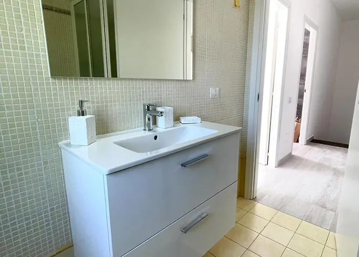 Seafront Duplex Sea View And Spacious Gardens *